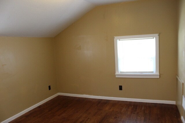 Building Photo - PRE LEASING CENTRALLY LOCATED 2 BED 1 BATH