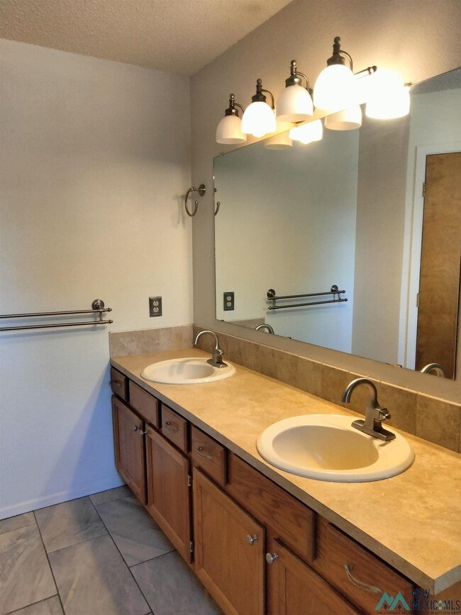 Building Photo - 3217 Cheyenne Dr