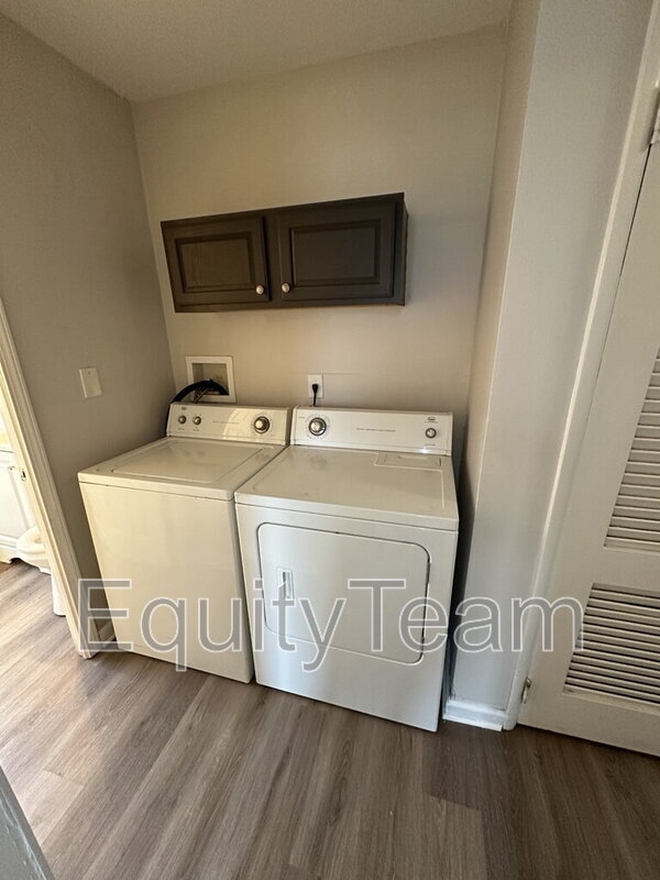 Building Photo - 2498 Schon Dr