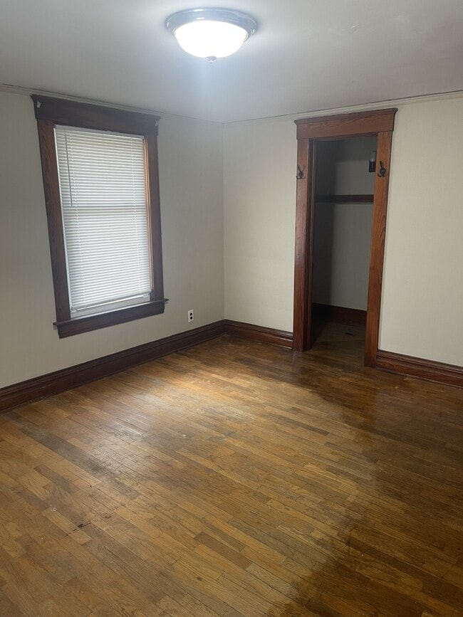 Building Photo - 607 N Sycamore St