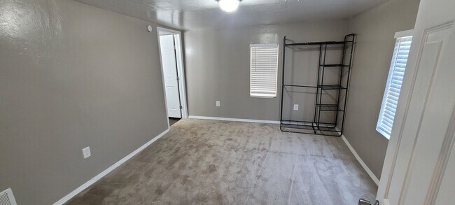 Building Photo - Cute 5 bedroom House