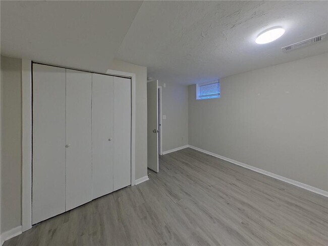 Building Photo - 13101 Thomas Ave