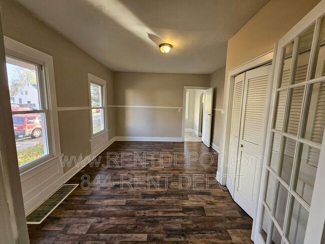 Building Photo - 703 Ravenswood Dr