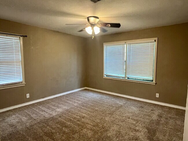 Building Photo - Spacious Four Bedroom!