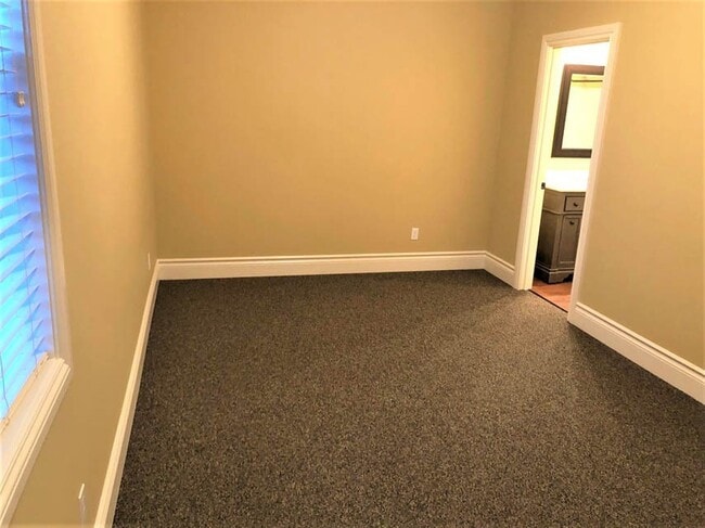 Building Photo - 4 Bed 4 bath Close to OSU