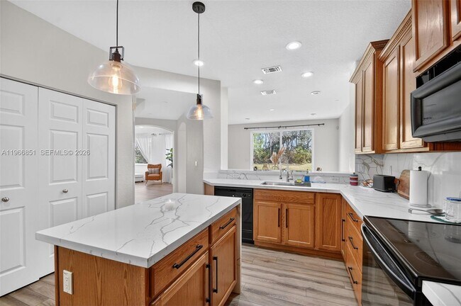 Building Photo - 9041 Silver Glen Way