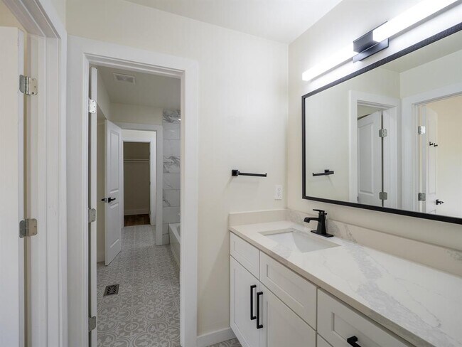 Building Photo - 210 Mockingbird Ln W