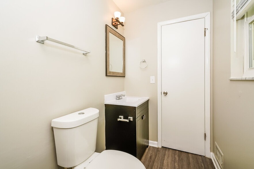 Building Photo - 507 Green Valley Dr