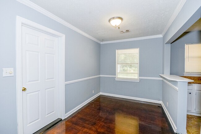 Building Photo - 928 Grenada Dr