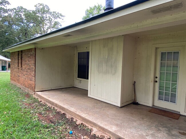 Building Photo - Country living but not too far
