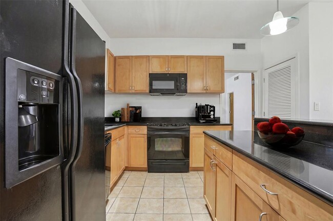 Building Photo - 711 W 26th St