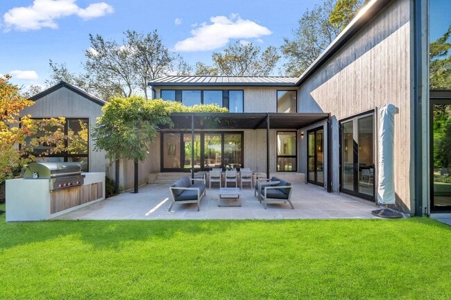 Building Photo - 60 Gansett Ln