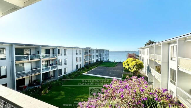 Primary Photo - Fantastic Top-Floor Water View Studio!