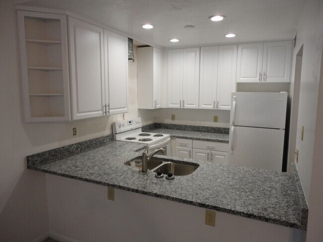 Building Photo - Nice TownHOME PENDING APPLICATION