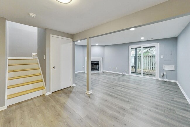 Building Photo - Beautifully maintained end unit Townhouse located in Stonebridge subdivision!