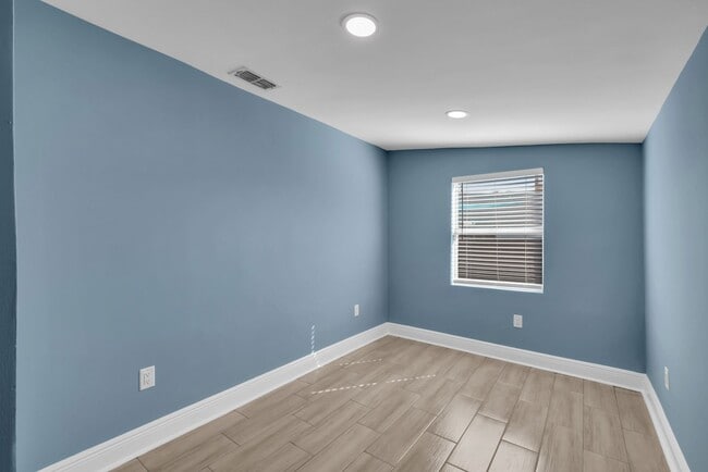 Building Photo - Charming & Deceptively Spacious 4BR Home in South Seminole Heights – Fully Renovated!