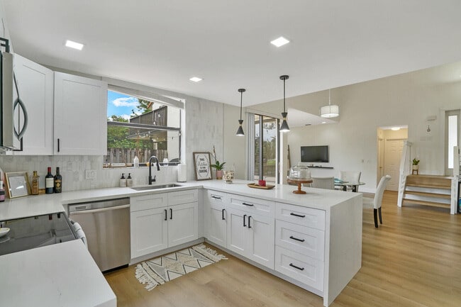 Building Photo - 5804 Fox Hollow Dr