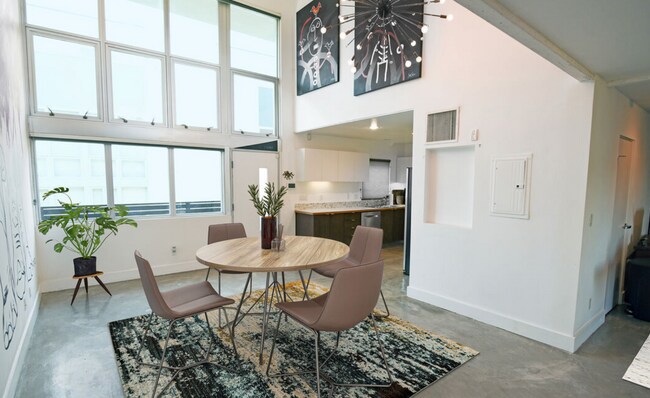 Building Photo - 1037 N Laurel Ave