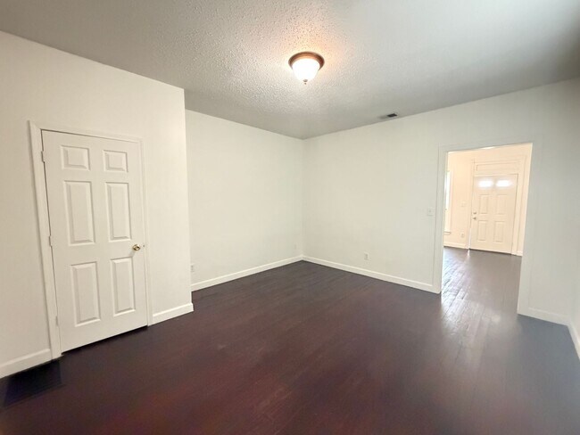 Building Photo - Charming One Bed & One Bath Duplex Unit!