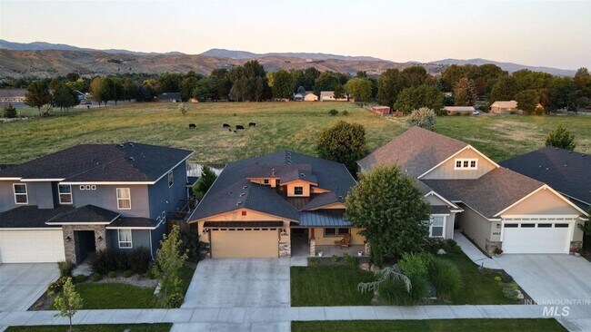 Building Photo - Pet Friendly Home Near The Foothills!