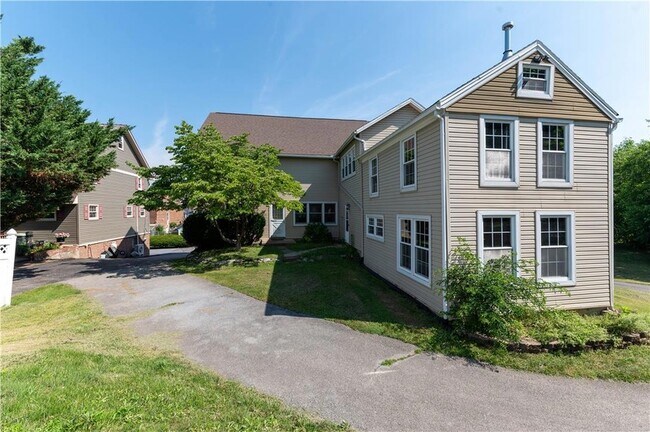 Building Photo - 6350 Robin Ln