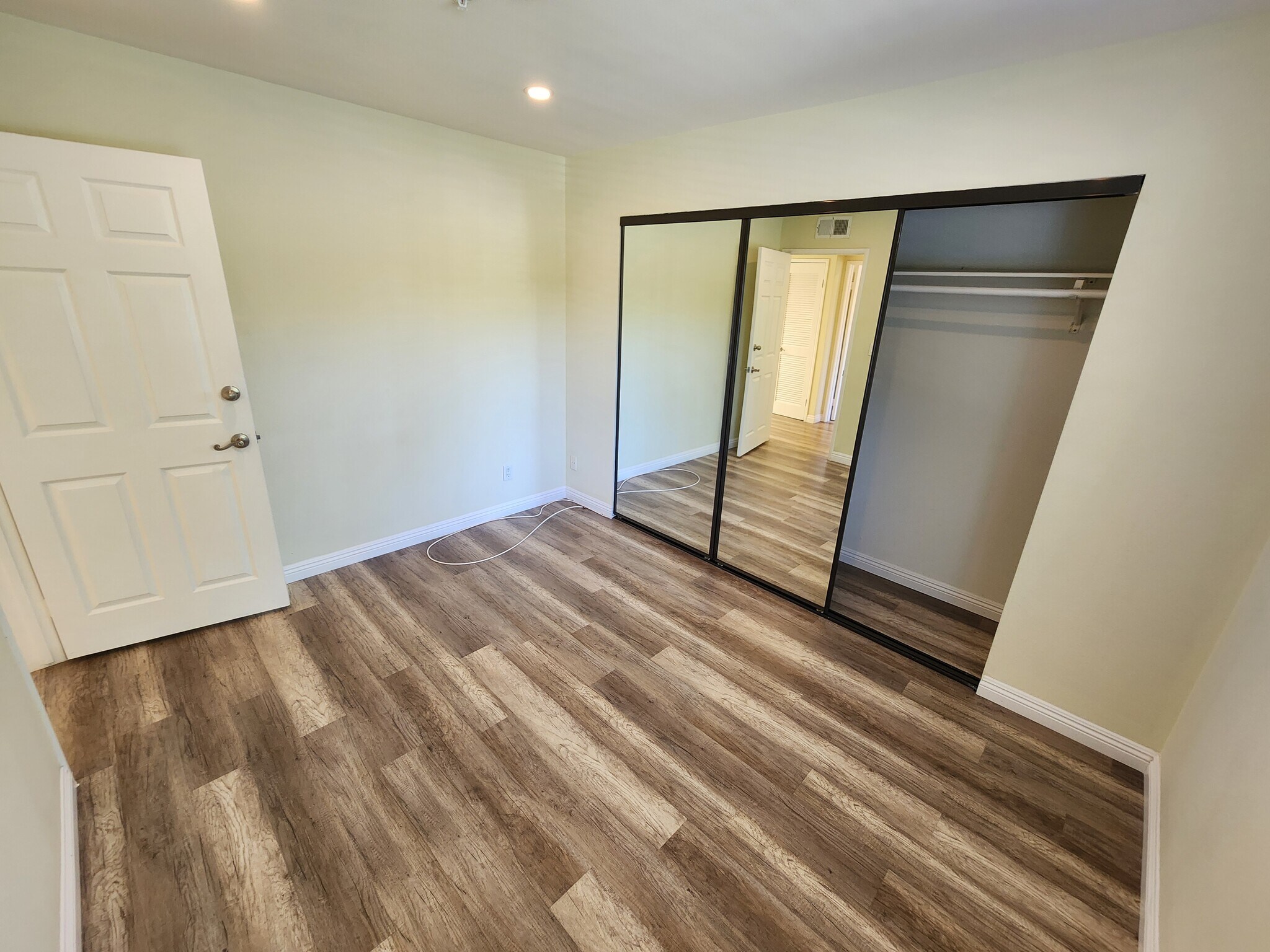 Building Photo - 420 Riverdale Dr