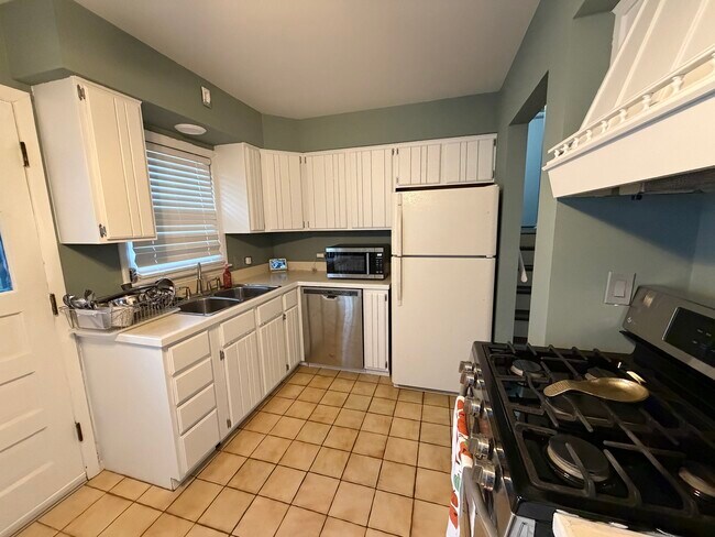 Building Photo - 202 Hickory Rd