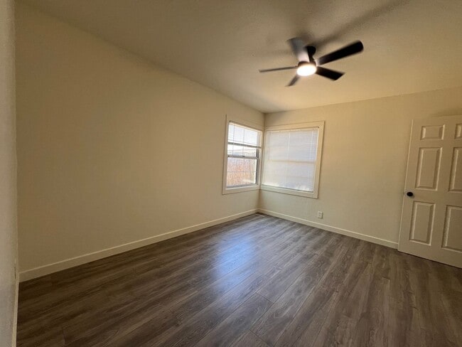 Building Photo - Beauitfully upgraded 3 Bedroom on large lot!
