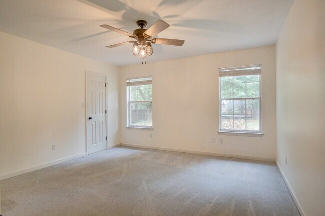 Building Photo - Navarre 3BR/2BA Home Near Beaches & Hurlburt Field with Updated Kitchen, Split Floor Plan & Spaci...