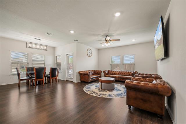 Building Photo - 901 Euston St