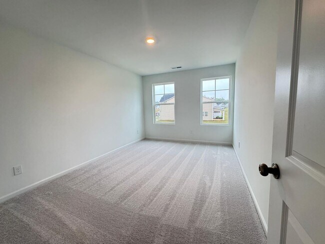Building Photo - STUNNING BRAND-NEW TOWNHOUSE in a very con...