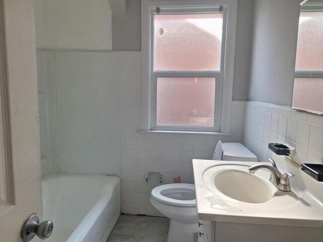 Building Photo - Charming 4 bedroom bungalow freshly updated