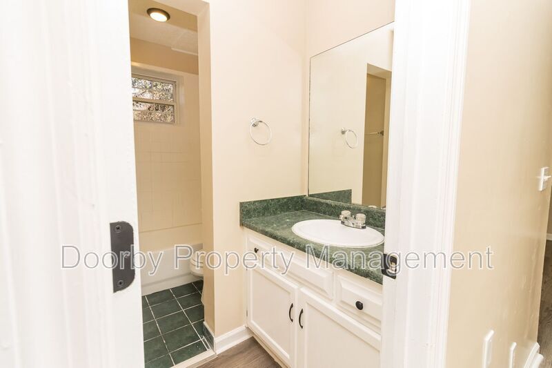 Building Photo - 2425 Ashmore Ave