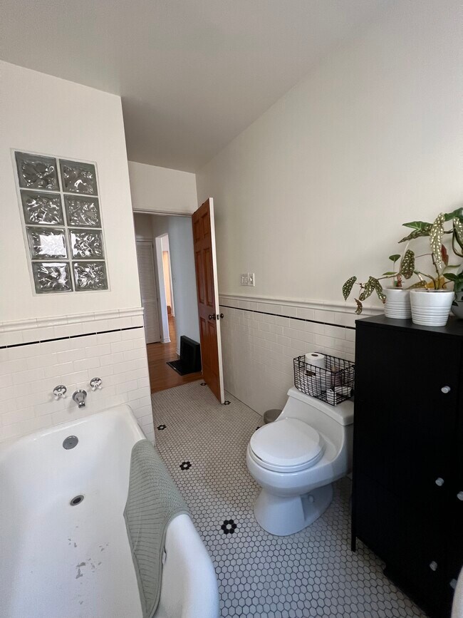 Building Photo - 6087 Cashio St
