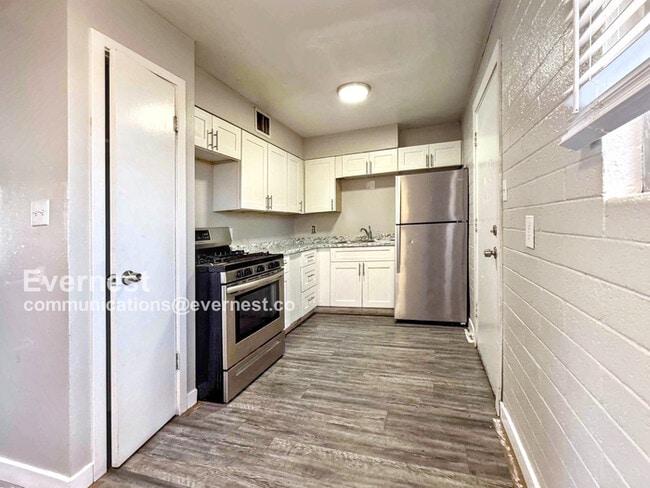 Building Photo - 3121 W Almeria Rd