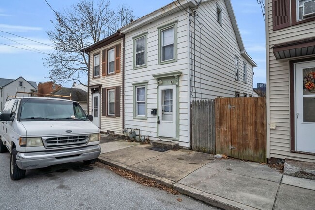 Building Photo - 2 bedroom 1 bathroom located in the heart of Carlisle