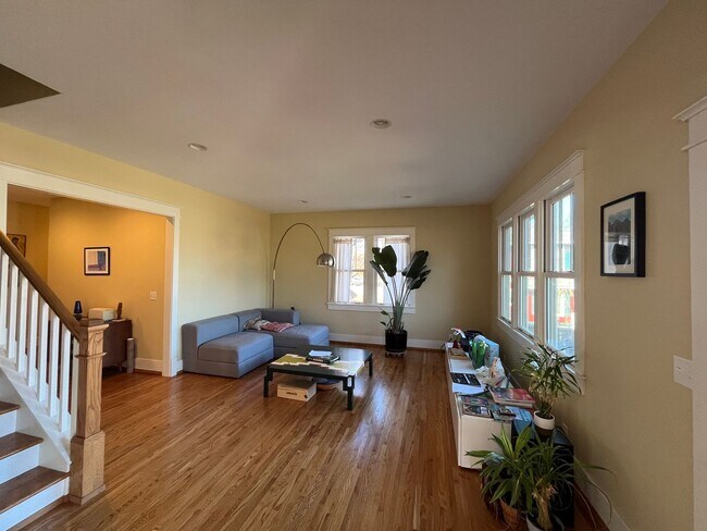 Building Photo - Charming Home in Belmont-Hillsboro Neighborhood, minutes to Vandy and Belmont, Fenced Yard