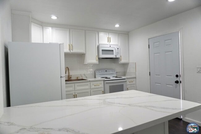 Building Photo - 696 Yucca Dr