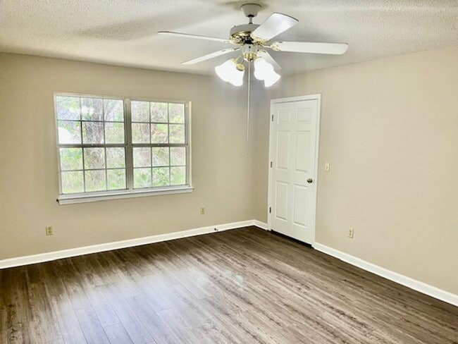 Building Photo - Rockcreek Dr #26 &amp; 28