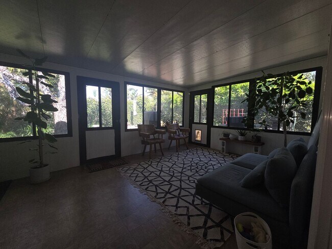 Building Photo - Mid-town Ventura 3 Bedroom 2 bath single level home