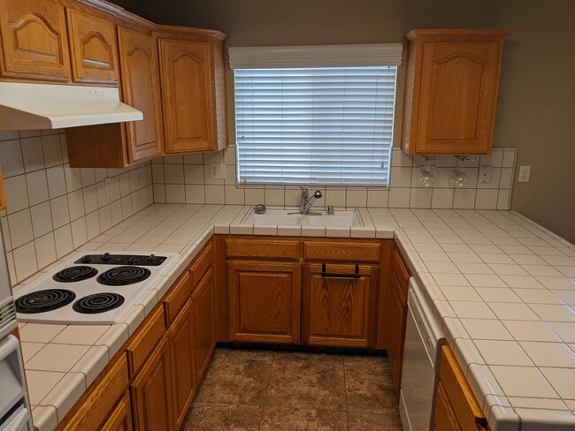 Building Photo - Wonderful home close to Clovis North and Copper River offering a large backyard, updated fixtures...