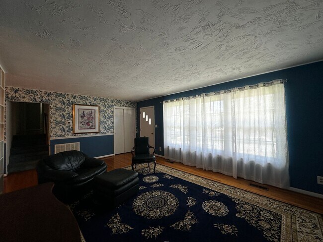 Building Photo - Partially furnished 3 bed/ 1.5 bath - Morristown, TN