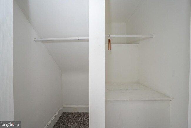 Building Photo - 217 Dupont St