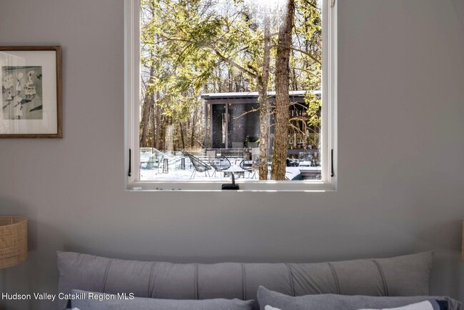 Building Photo - 70 Raybrook Dr