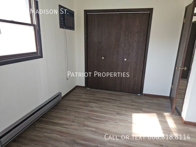 Building Photo - 935 W Madison St