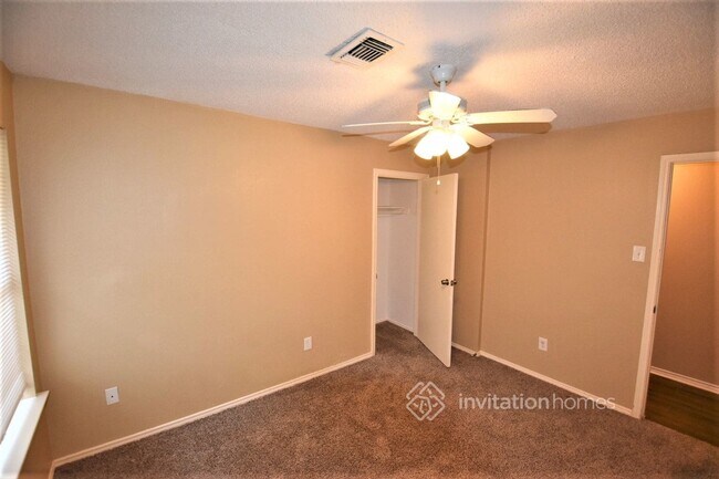 Building Photo - 813 Raintree Ln