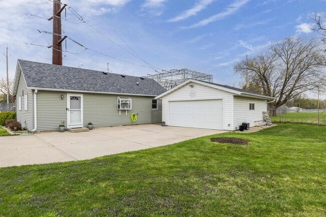Building Photo - Stoughton House For Rent