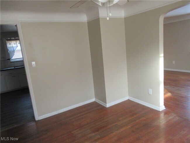 Building Photo - 410 E 222nd St