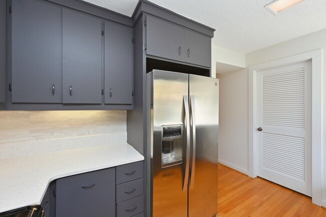 Building Photo - **PERFECTLY SITUATED TOWNHOME IN GREEN HIL...