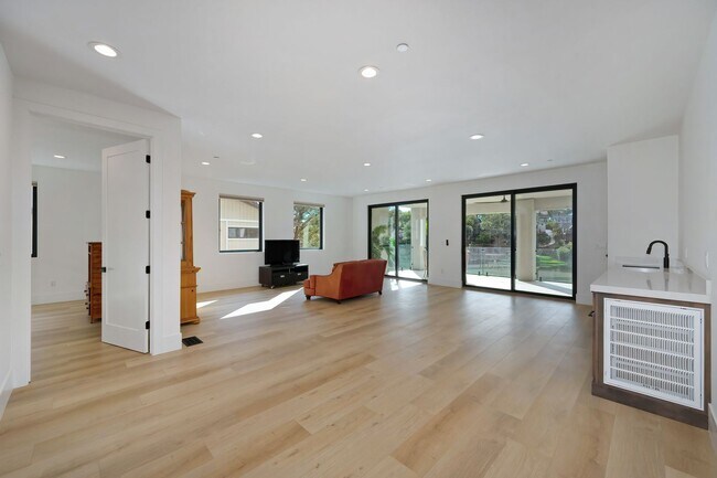 Building Photo - Waterfront 4 bed 4 bath 3,887 sq. ft.